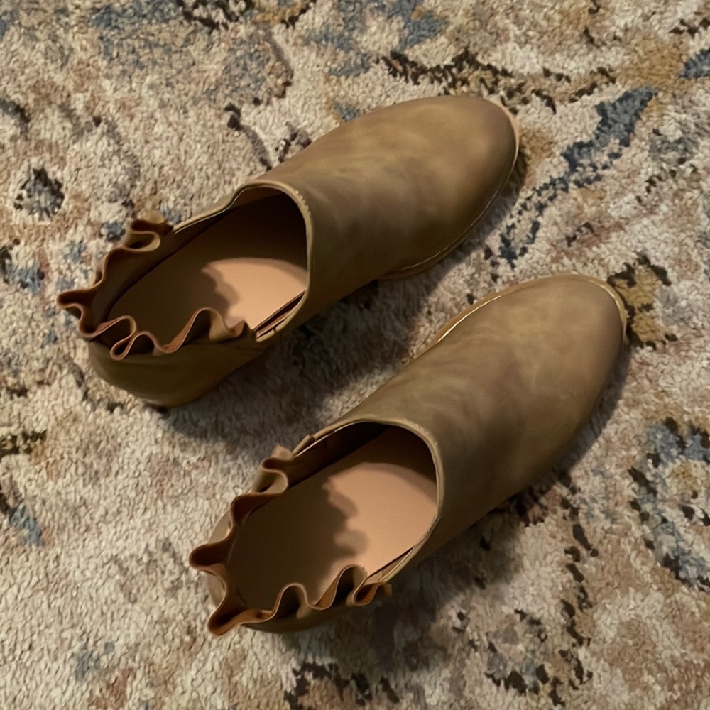 Girls Ruffled Ankle Booties - Picture 2 of 5